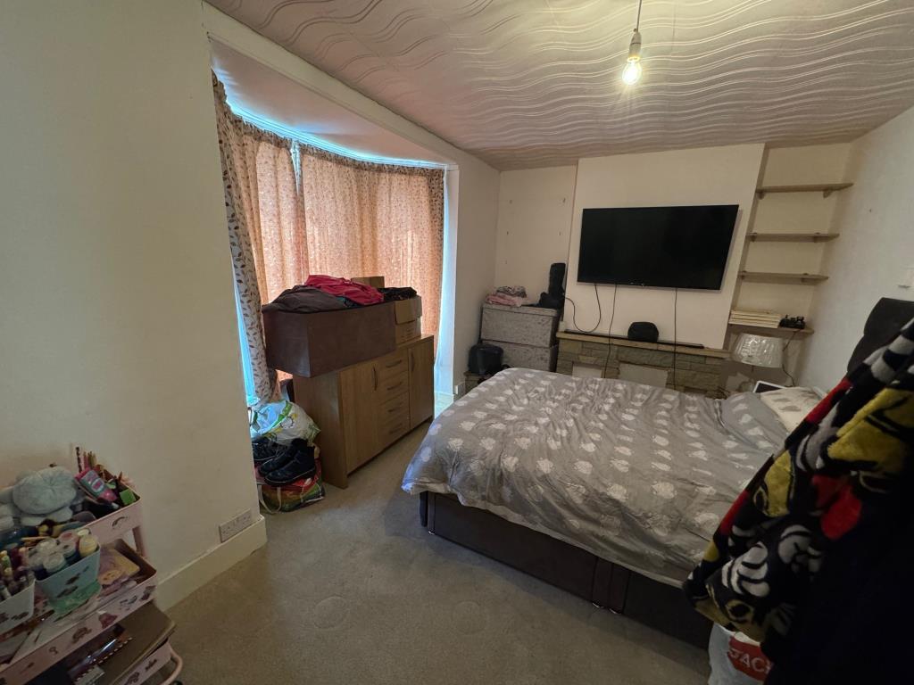 Lot: 61 - FOUR-BEDROOM TERRACE HOUSE - Bedroom 1